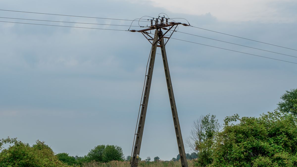 Masz słup energetyczny na działce? Oto co mówi prawo