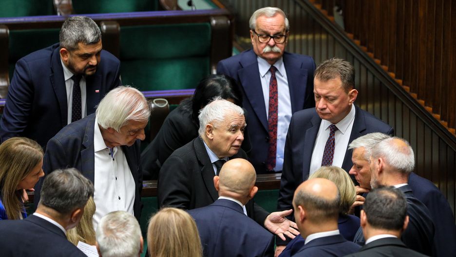 Warszawa, 13.11.2023. Wicemarszałek Sejmu IX kadencji Ryszard Terlecki (2L), prezes PiS Jarosław Kaczyński (C), szef klubu parlamentarnego PiS Mariusz Błaszczak (P) oraz posłowie PiS Leonard Krasulski (2P) i Krzysztof Sobolewski (L) podczas pierwszego posiedzenia Sejmu X kadencji na sali obrad Sejmu w Warszawie, 13 bm. (sko) PAP/Paweł Supernak