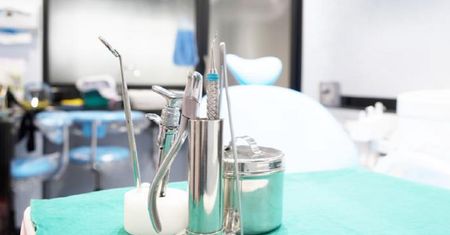 Dentysta z Lublina molestował kobiety. "Opuścił fotel pacjentki i..."