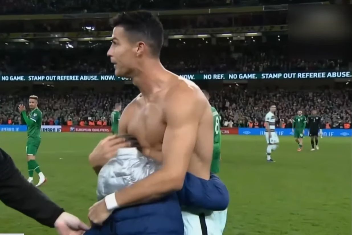 Cristiano daje koszulkę fance 