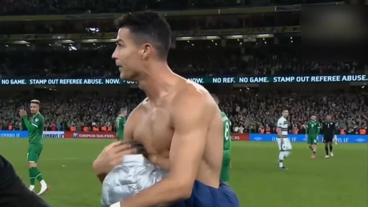 Cristiano daje koszulkę fance 