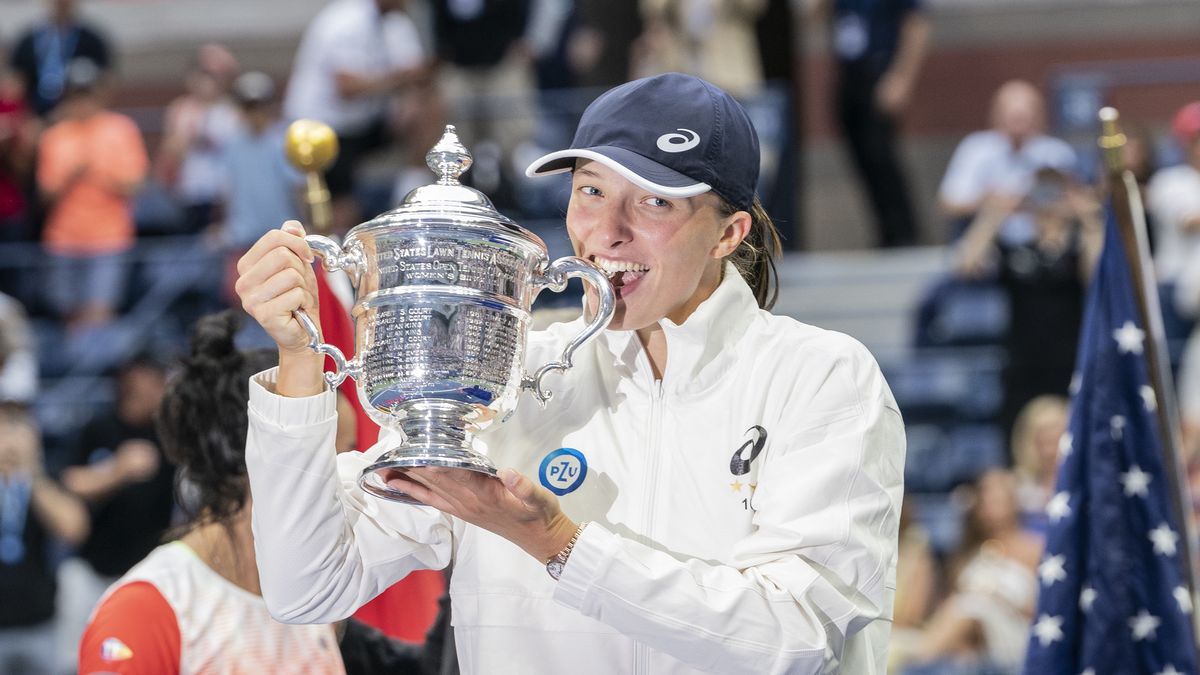 NEW YORK, USA - SEPTEMBER 10: Iga Swiatek of Poland bites the trophy after victory in final of US Open Championships against Ons Jabeur of Tunisia at USTA Billie Jean King National Tennis Center in New York on September 10, 2022. Swiatek won in straight sets. It was her second Grand Slam victory in this year and first ever for Polish woman. (Photo by Lev Radin/Anadolu Agency via Getty Images)