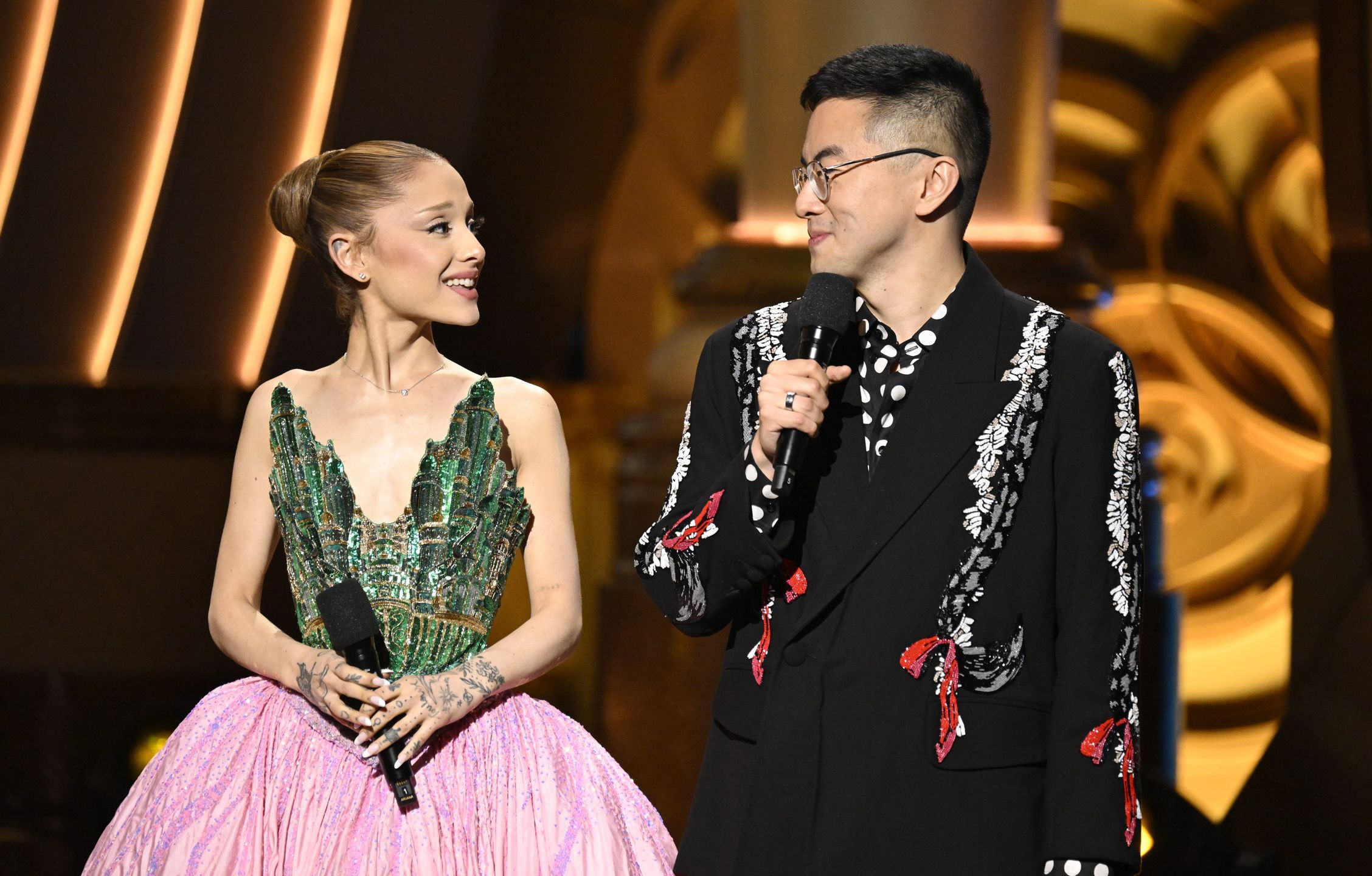 Ariana Grande podczas spektaklu "Wicked: One Wonderful Night"