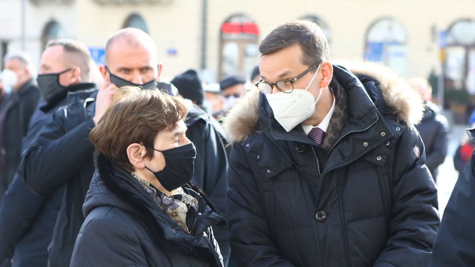 Zofia Romaszewska i Mateusz Morawiecki przed kościołem na pogrzebie Jana Lityńskiego