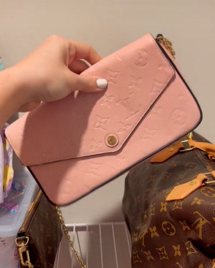 Dziewczynka zamiast zabawek ma drogie torebki