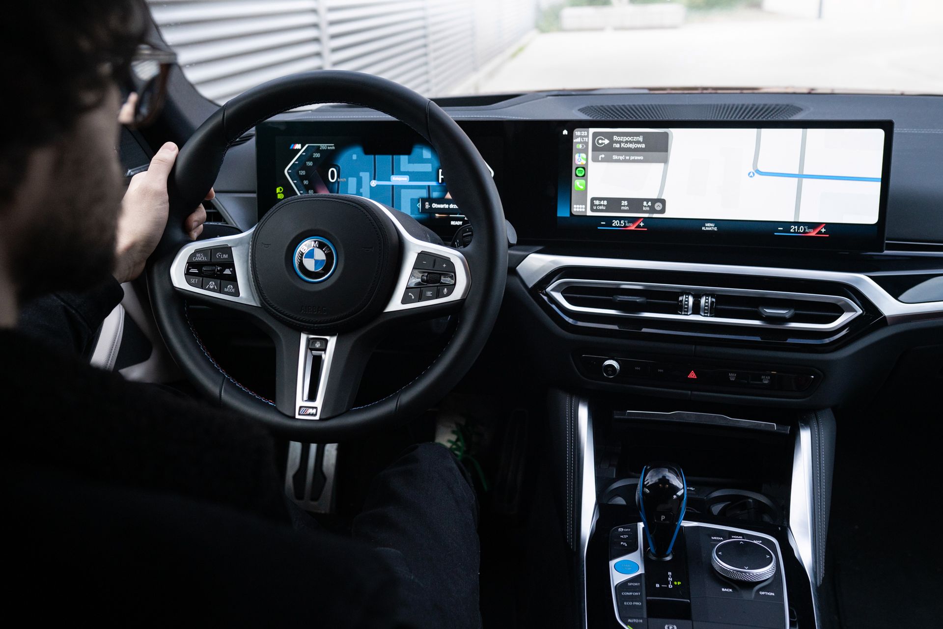Tak głębokiej integracji CarPlay jeszcze nie widziałem – mapy Apple wyświetlają się tu na zegarach