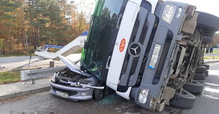 Wypadek drogowy w Lęborku. Betoniarka zgniotła samochód