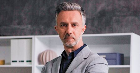 Łukasz Płoszajski nie utożsamia się z religią. Jest sceptykiem i racjonalistą