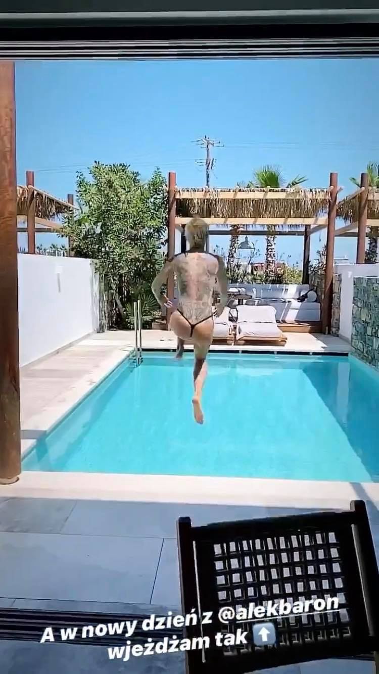 Blanka Lipińska wskakuje topless do basenu