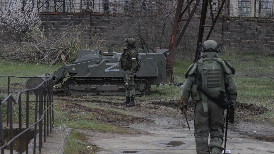The Luhansk Power Station in Shchastiaepa09888275 A picture taken during a visit to Luhansk organized by the Russian military shows Russian servicemen demine territory of the Luhansk Power Station in Shchastia, Luhansk region, Ukraine, 13 April 2022. Stopped by the Ukrainian side a few days before the start of the Russian special operation, the station provided electricity to more than a million people. The Ukrainian Armed Forces mined the object during the retreat, and some high-voltage power lines were damaged during the fighting. The station is a strategic and important energy facility of the self-proclaimed Luhansk People's Republic. After the start of operation of the station, it will be possible to start production at the metallurgical enterprises of the republic, which was stopped in 2014, when the station was cut off from the energy system of Lugansk. On 24 February Russian troops had entered Ukrainian territory in what the Russian president declared a 'special military operation', resulting in fighting and destruction in the country, a huge flow of refugees, and multiple sanctions against Russia.  EPA/SERGEI ILNITSKY Dostawca: PAP/EPA.SERGEI ILNITSKY