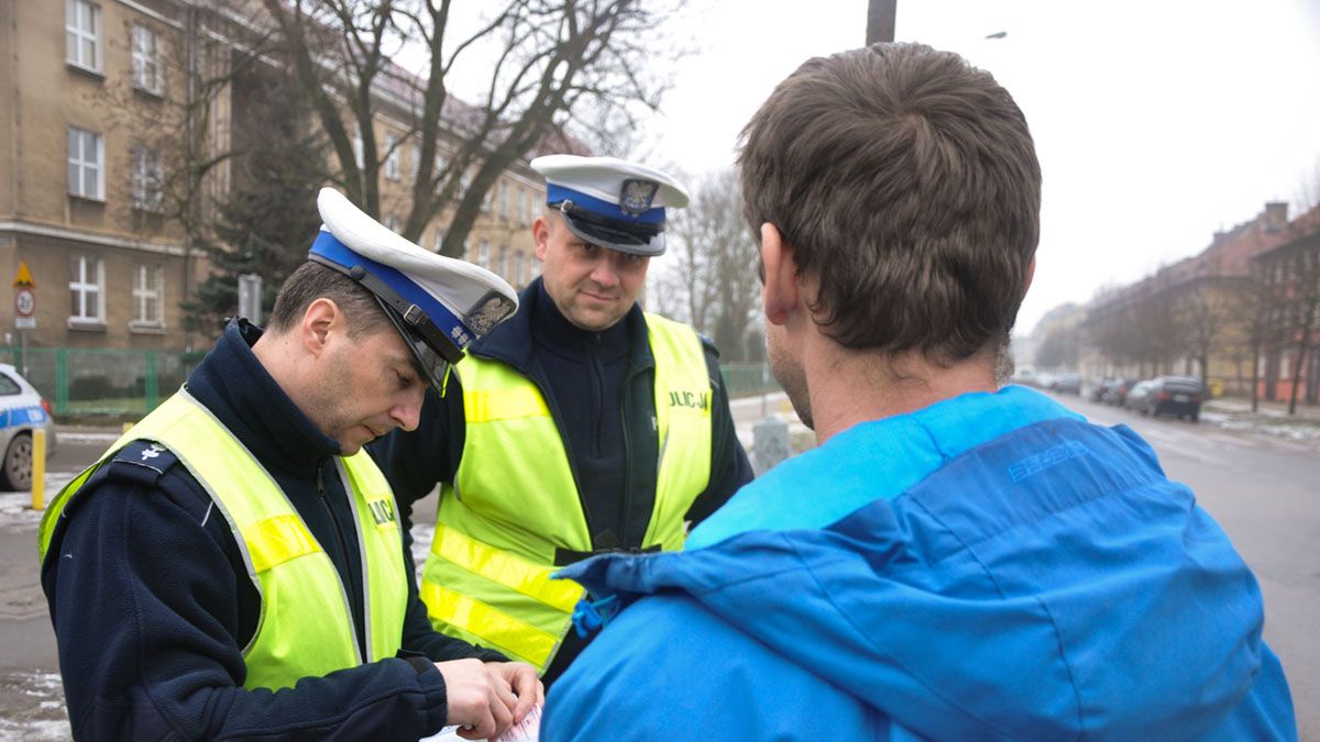 Nowe przepisy mogą przynieść mandaty i kierowcom, i pieszym