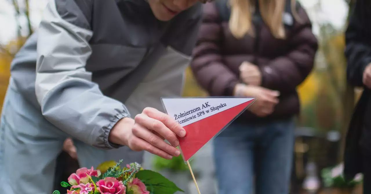 Słupsk: Młodzież ze Słupska i Wrześcia uczciła pamięć żołnierzy AK. Płoną znicze na ponad 160 grobach