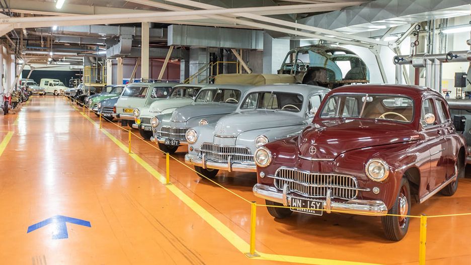 Warszawa. W hali lakierni Fabryki Samochodów Osobowych na Żeraniu zobaczyć można pojazdy, które kiedyś  stąd wyjechały. Mimo wieku prezentują się doskonale. Czasem lepiej niż w młodości