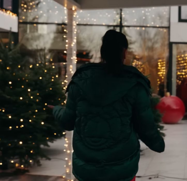 Uzbrojona w milion lampek Klaudia Halejcio udekorowała willę