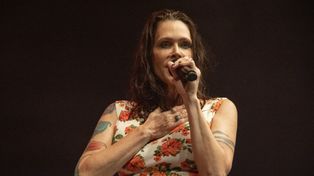 Zeszła ze sceny i usiadła widzowi na kolanach. Reakcja męża - bezcenna