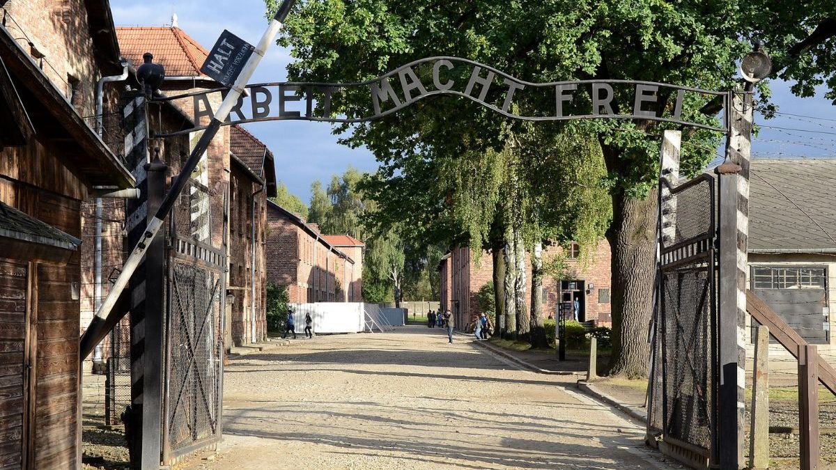 Remont dachu historycznego baraku