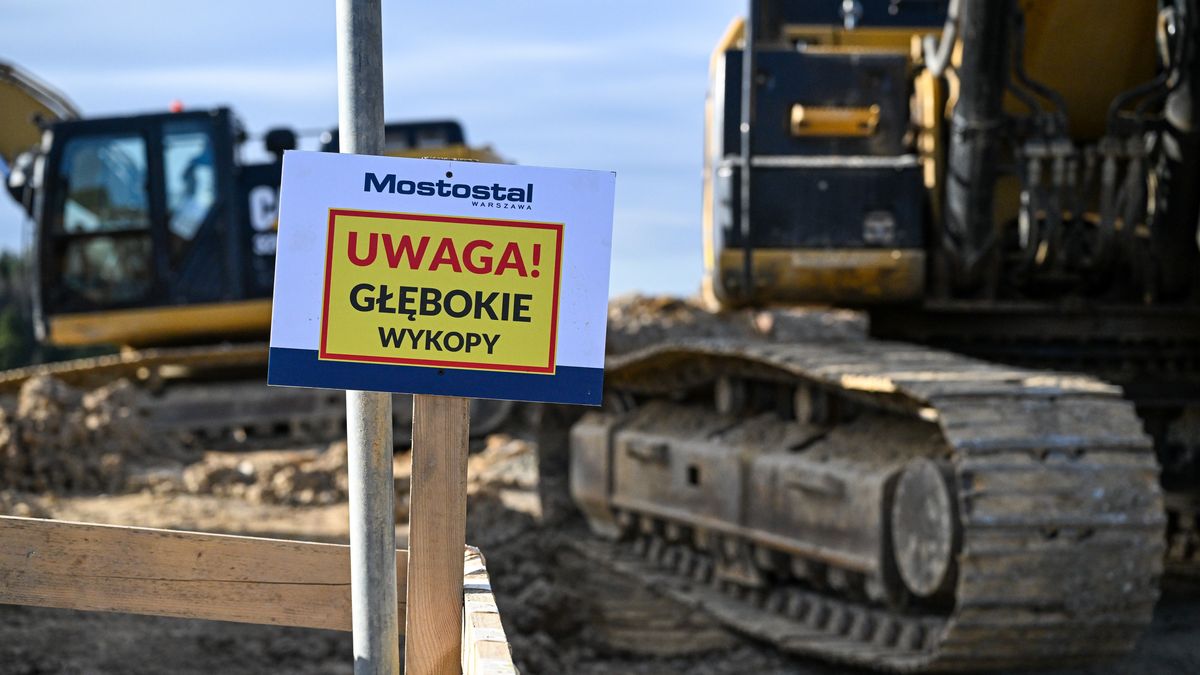 Jabłonica Polska, 07.04.2026. Wstrzymane prace na odcinku drogi ekspresowej S19 Domaradz-Iskrzynia, 7 bm. w okolicy miejscowości Jabłonica Polska. Wykonawca, spółka Mostostal Warszawa podjęła decyzję o odstąpieniu od kontraktu. Wykonawca jako powód wskazał zwłokę oraz brak współdziałania ze strony GDDKiA w obliczu nowych, istotnych okoliczności. Powodem decyzji były nieprzewidziane warunki gruntowe oraz konieczność przeprojektowania obiektów inżynieryjnych po decyzji Regionalnego Dyrektora Ochrony Środowiska (RDOŚ). (aldg) PAP/Darek Delmanowicz ***Do tego materiału zdjęciowego dostępna jest również depesza w systemie CSI, pt.: Podkarpackie/ Mostostal Warszawa odstępuje od budowy S19; GDDKiA uznała ruch za bezpodstawny***