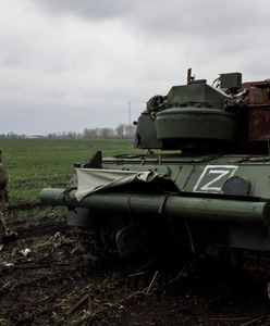 Rosyjska armia jak z historycznej rekonstrukcji. Gubi muzealne wyposażenie