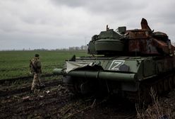 Rosyjska armia jak z historycznej rekonstrukcji. Gubi muzealne wyposażenie