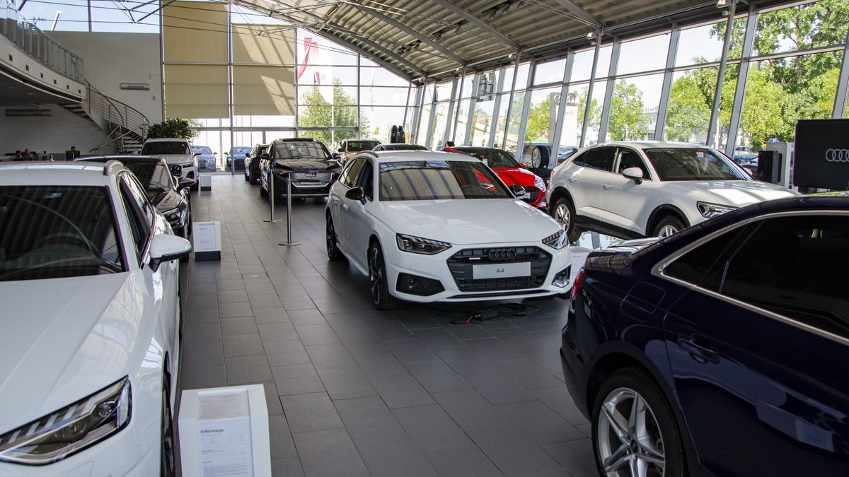 Salon samochodowy - zdjęcie ilustracyjne