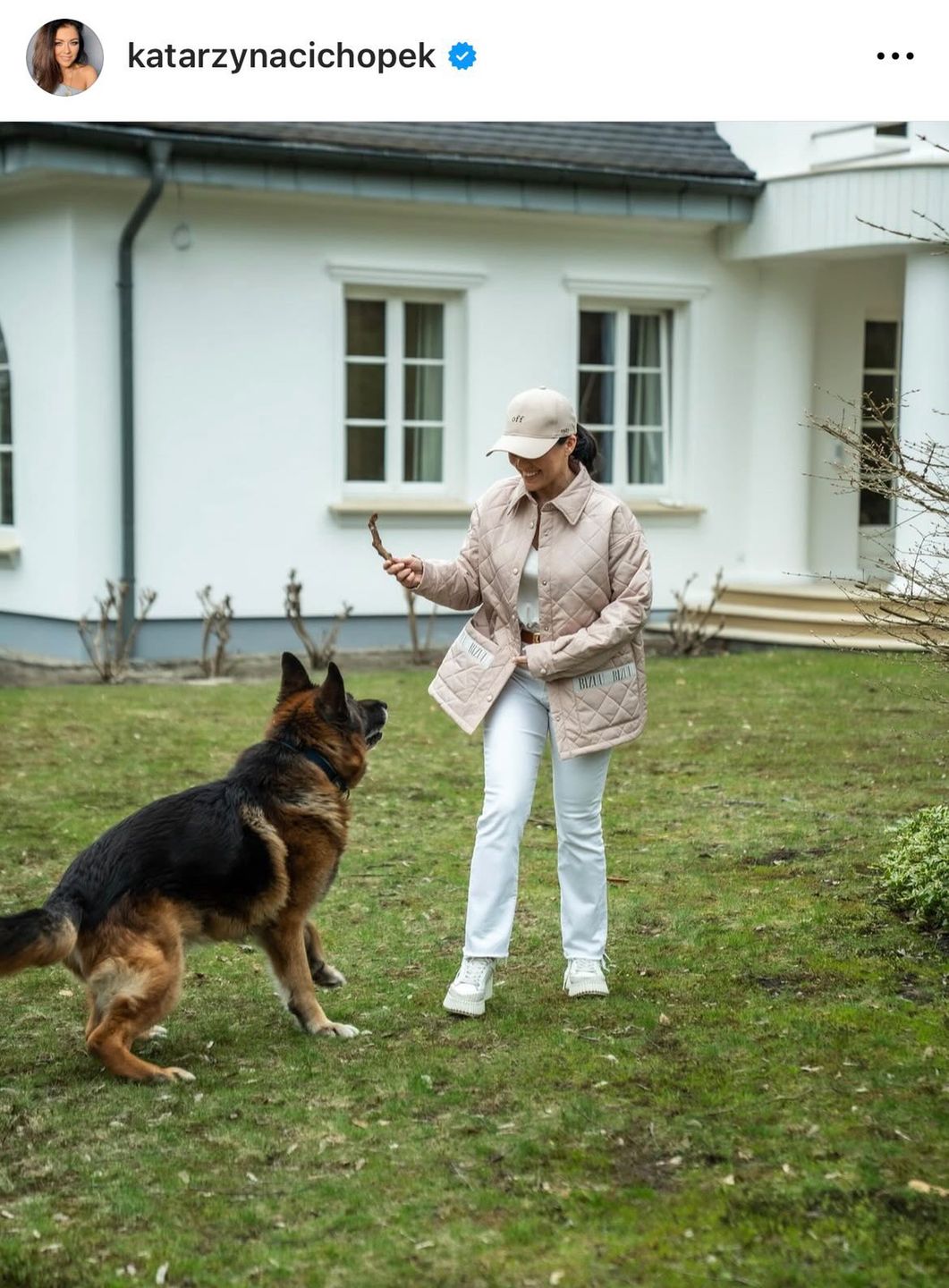 Katarzyna Cichopek w pikowanej kurtce i białych spodniach
