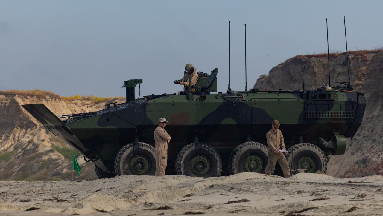 Transporter ACV podczas szkoleń desantu drogą morską na wybrzeżu Kalifornii, czerwiec 2023.