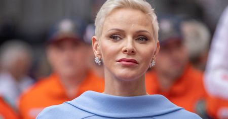 Olśniła na wielkim balu. Wszyscy i tak patrzyli na jej twarz