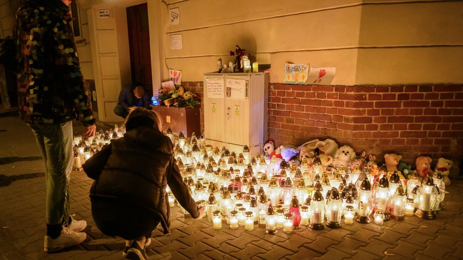 miejsce tragedii
Jakub Kaczmarczyk
dziecka, Maurycego, Maurycy, no�ownik, tragedia, zab�jstwo, 5-letni ch�opiec, 5-letniego ch�opca, ch�opca, chopiec, miejsce tragedii, pluszaki, przedszkolak, przedszkolaka, zbrodni, zbrodnia, znicze, ludzie