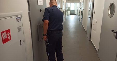 Chwile grozy w autobusie. Mężczyzna ugryzł 13-latkę i ukradł jej telefon