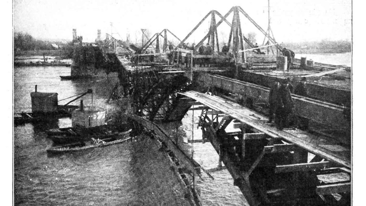 Rozbiórka zniszczonych części Mostu Poniatowskiego w 1915 roku