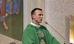 Znany ksiądz przeniesiony do innej parafii. Zakon wydał oświadczenie