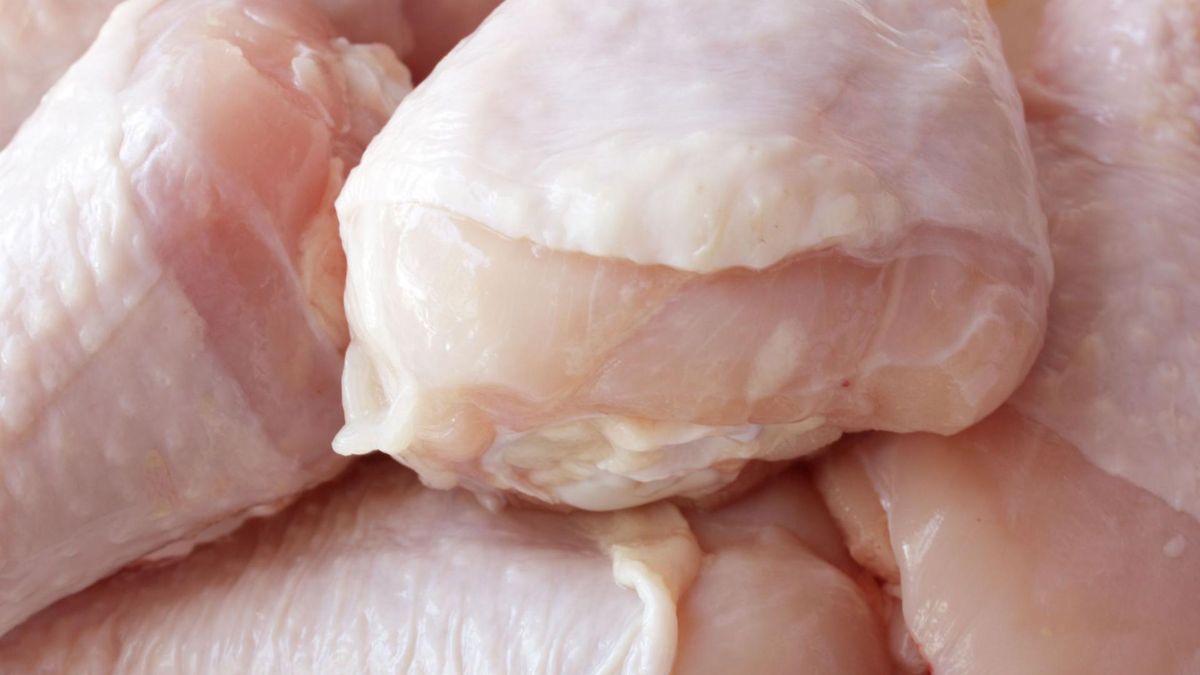 Co oznaczają białe prążki na mięsie kurzym?