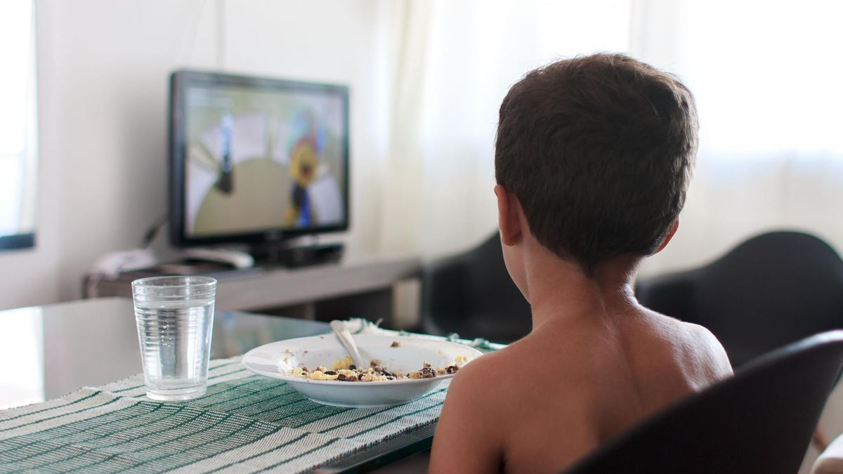 dziecko przed telewizorem