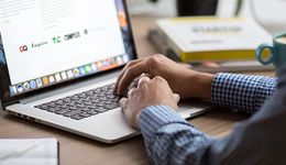 Język w umowach to nowe wyzwanie dla firm. Jak pisać do klienta w epoce memów?