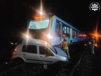 Warmątowice: Wjechała autem na tory. Kierująca uciekła, śpiącego pasażera w ostatniej chwili uratował świadek