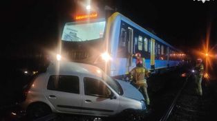 Warmątowice: Wjechała autem na tory. Kierująca uciekła, śpiącego pasażera w ostatniej chwili uratował świadek