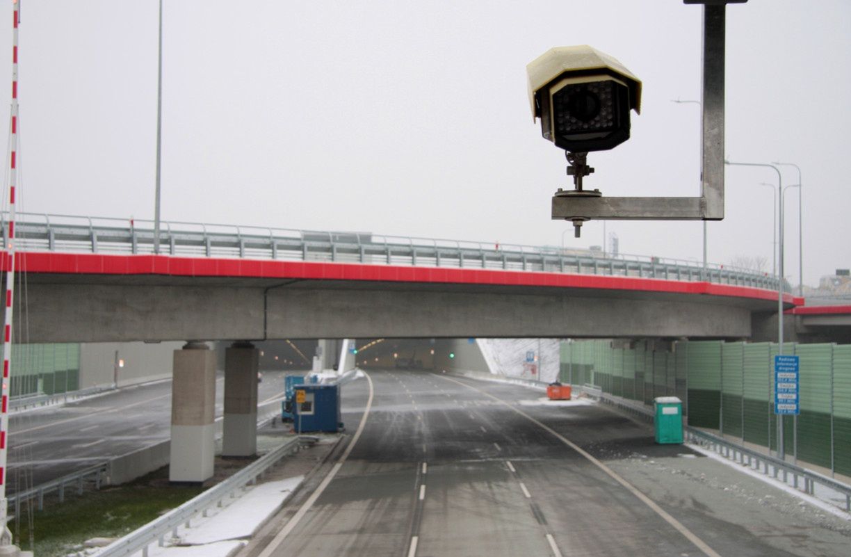 Kamera odcinkowego pomiaru średniej prędkości w warszawskim tunelu / zdjęcie poglądowe