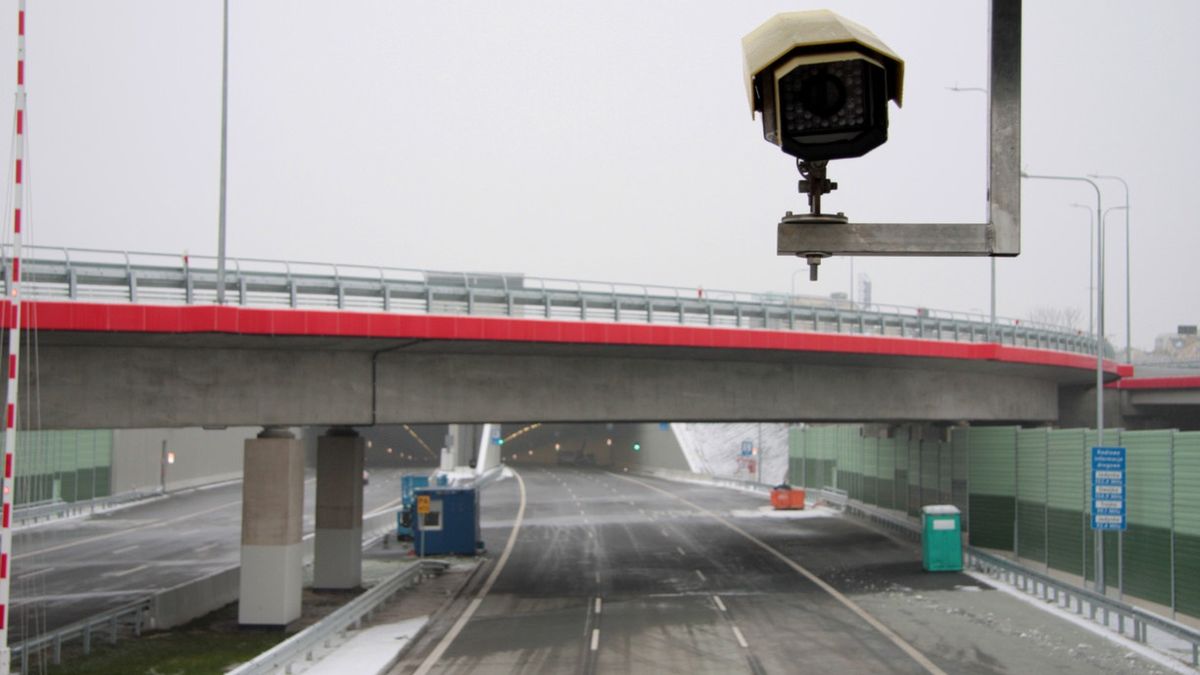 Kamera odcinkowego pomiaru średniej prędkości w warszawskim tunelu