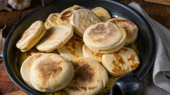 Zamiast kupować pieczywo na kanapki, robię podkarpackie placki. Tylko 4 składniki