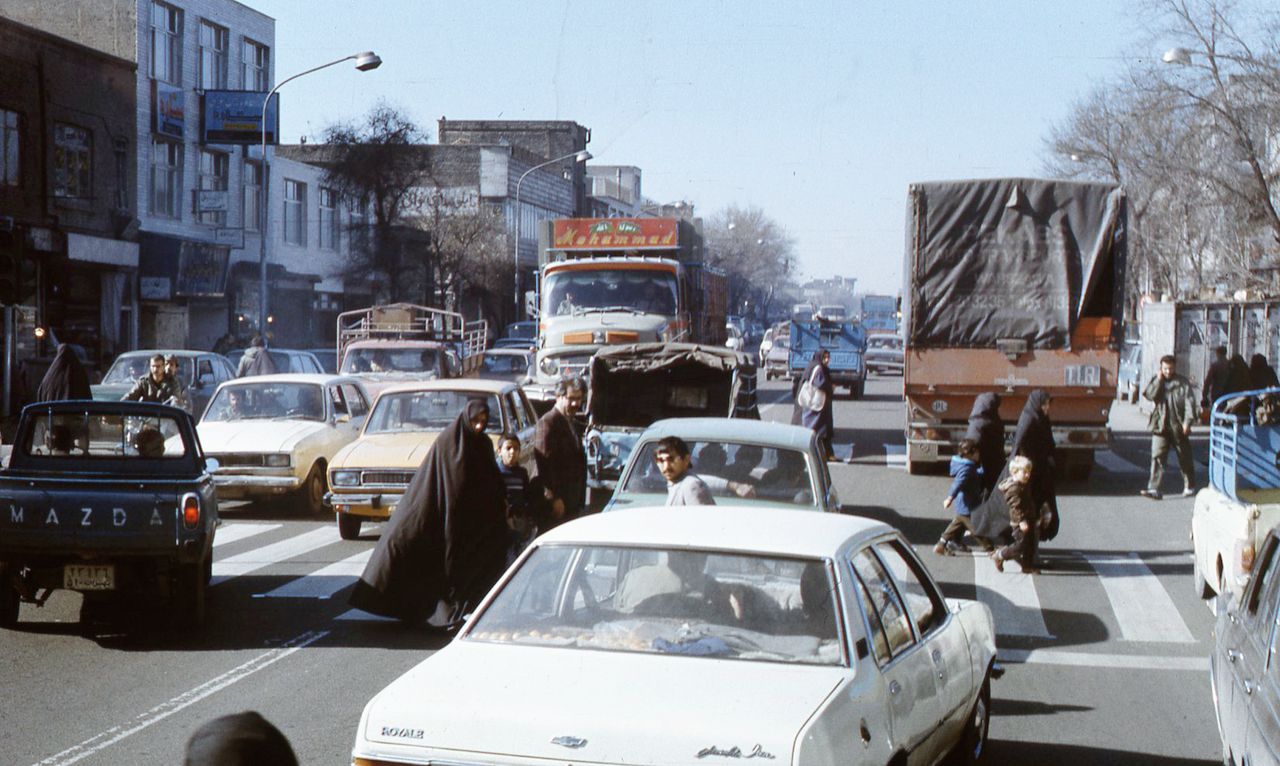 Ciężarówka PEKAES Warszawa na ulicach Teheranu, rok 1983 (fot. archiwum Adama Frąckowiaka)