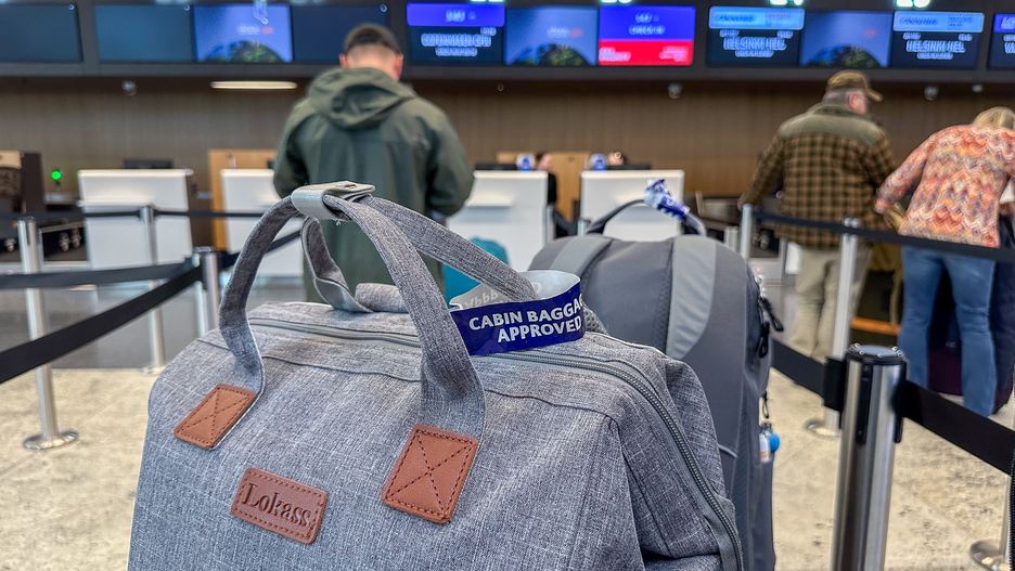 Podróżni starają się zmieścić jak najwięcej rzeczy w bagażu podr