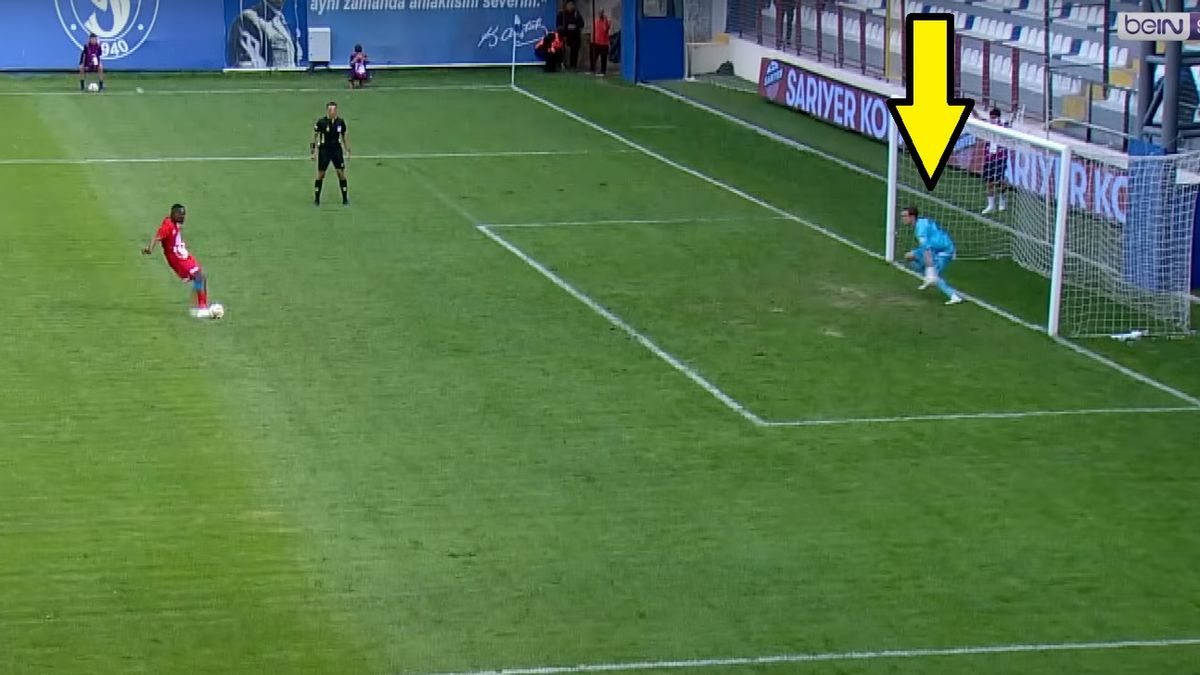 Twitter / Screen / beIN SPORTS Türkiye / Na zdjęciu: Jakub Szumski obronił dwa rzuty karne w jednym meczu