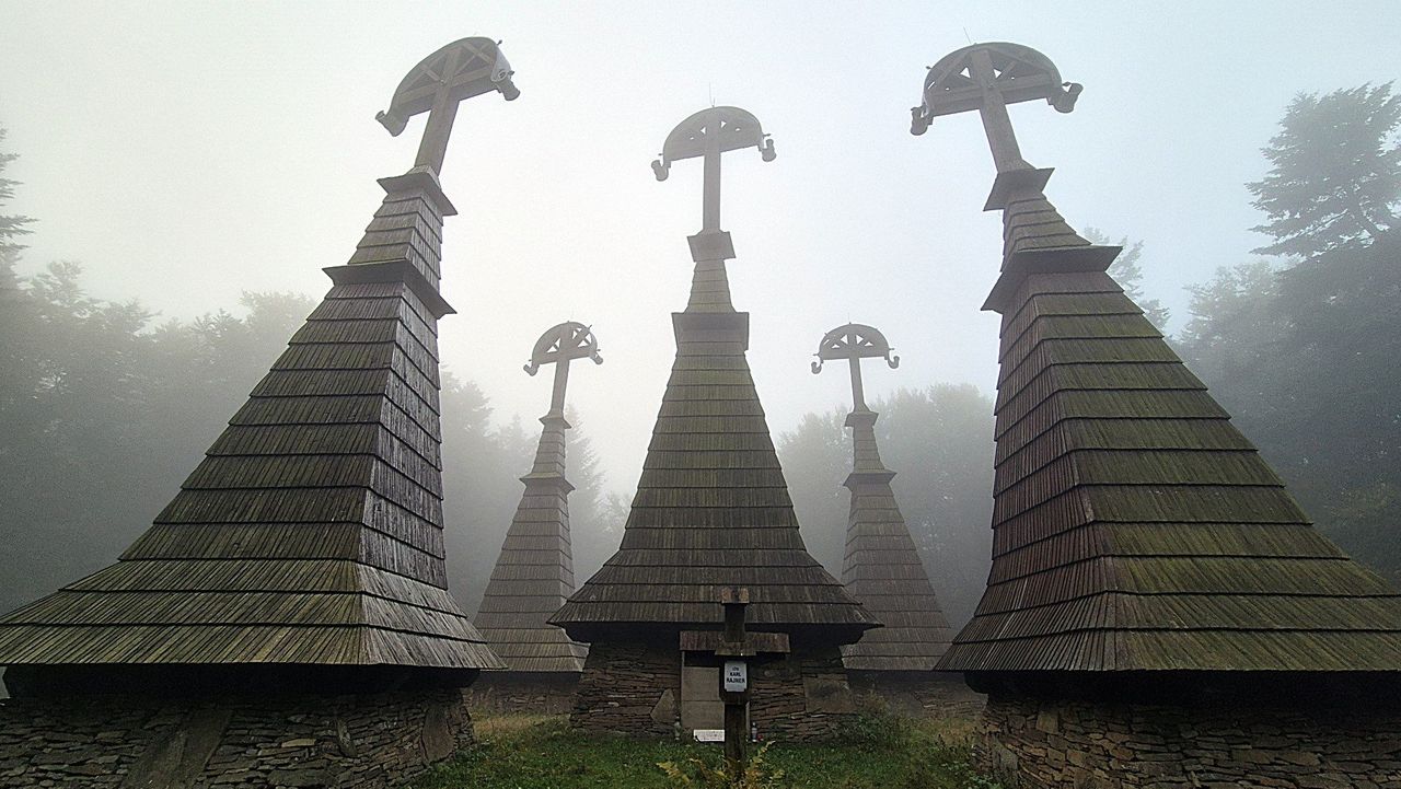 Rotunda w Regietowie. Cmentarz na szczycie góry w Beskidzie Niskim