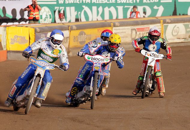 Lukas Dryml (kask niebieski) przed Tomaszem Gollobem (żółty). (fot. Maciej Kuroń/PAP)