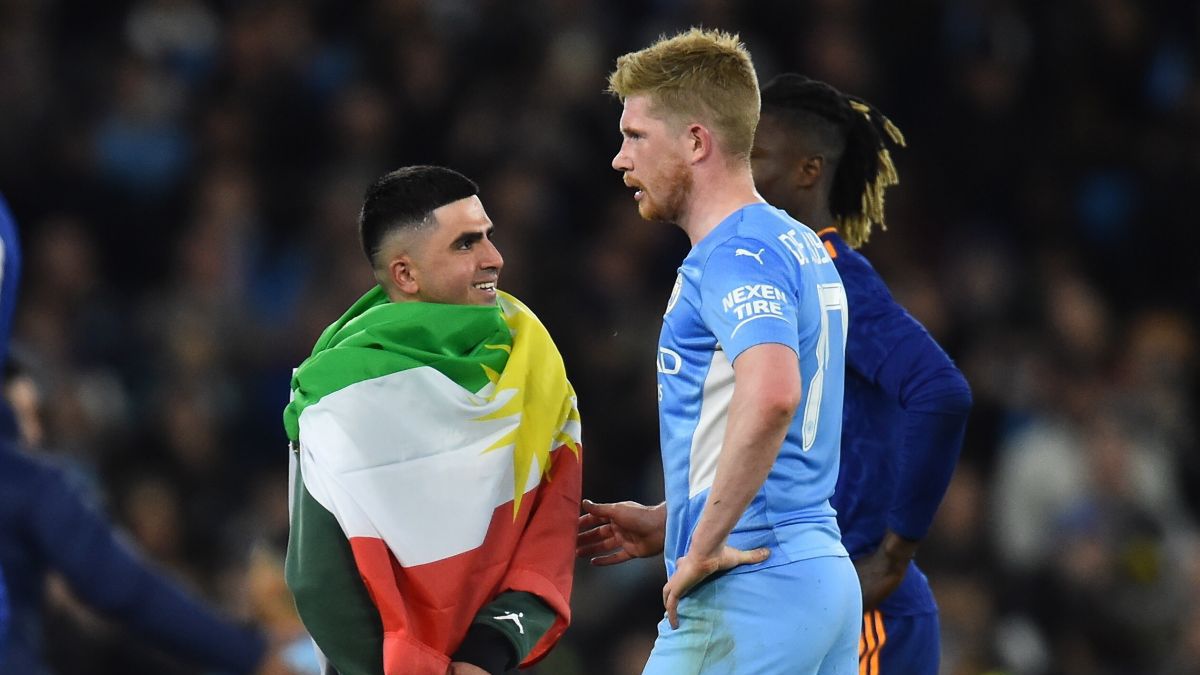 PAP/EPA / PETER POWELL / Na zdjęciu: kibic z flagą Kurdystanu podbiegł do Kevina de Bruyne w trakcie meczu Manchester City - Real Madryt