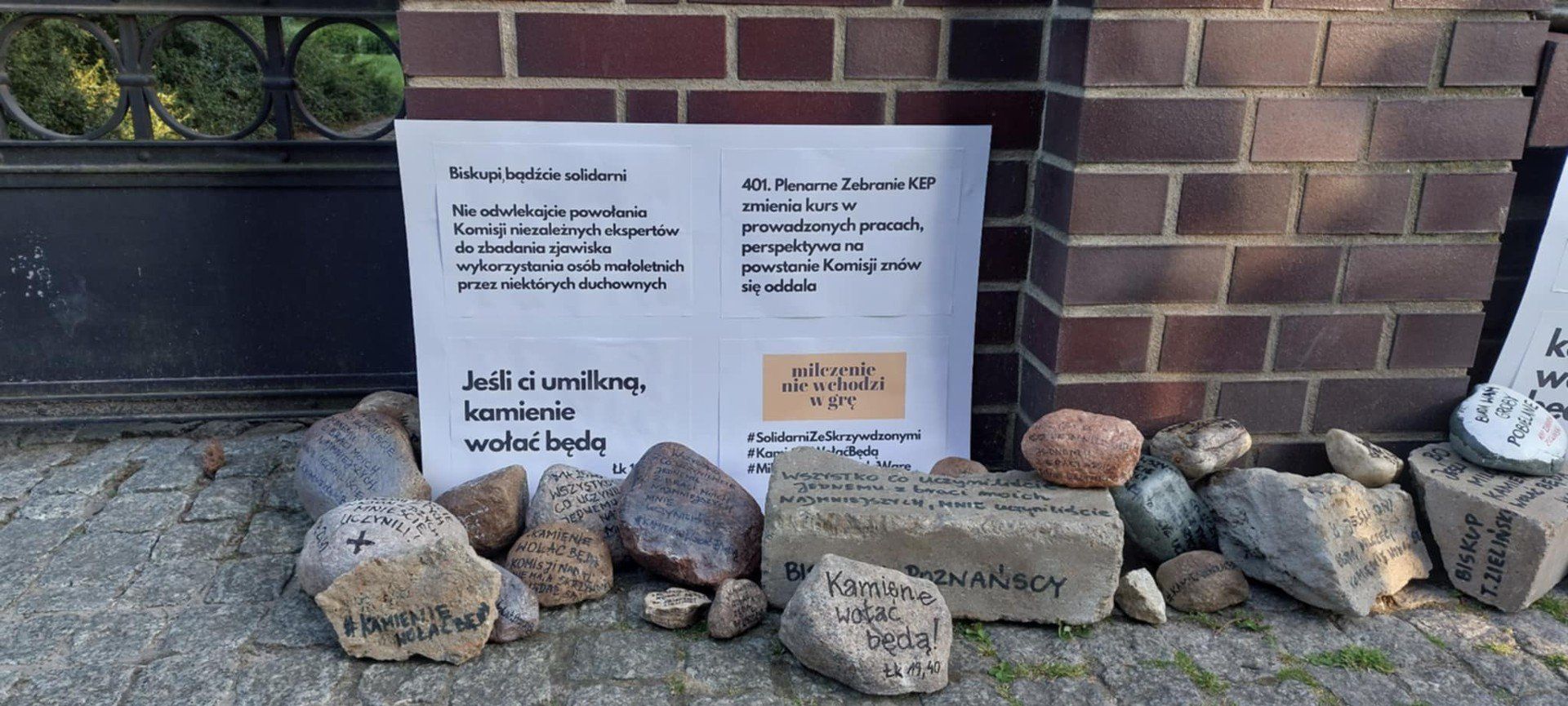 Kamienie pod poznańską kurią
