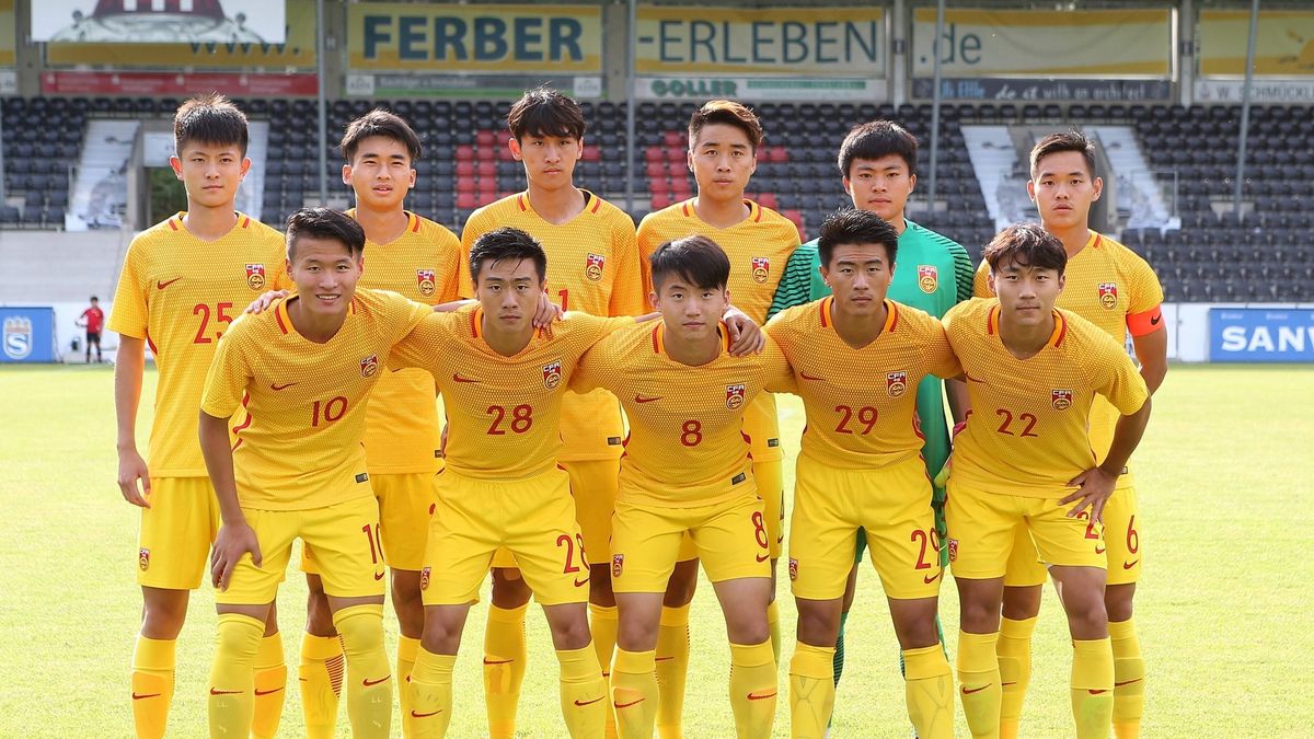 Reprezentacja Chin do lat 20 przed meczem sparingowym z Sonnenhof Grossaspach