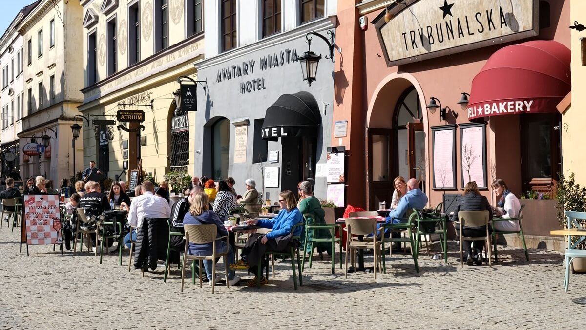 Ludzie siedzący w ogródku gastronomicznym na Starym Mieście w Lublinie