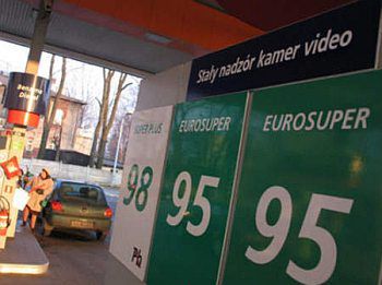 Benzyna na wakacje po 5 zł za litr, bo ceny ropy oszalały