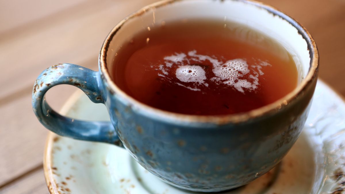 Przyczyną brzydkiego nalotu na herbacie może być twarda woda